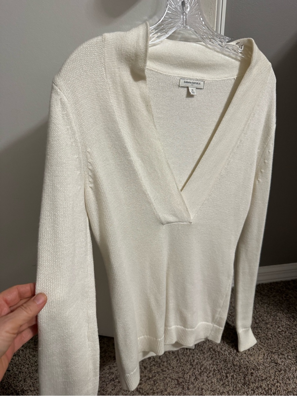 Banana Republic Cream V-Neck Lightweight Knit Sweater